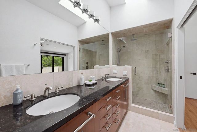 8963 Caminito Fresco, La Jolla, CA 92037