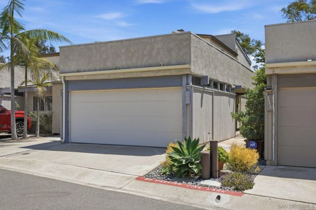 8963 Caminito Fresco, La Jolla, CA 92037