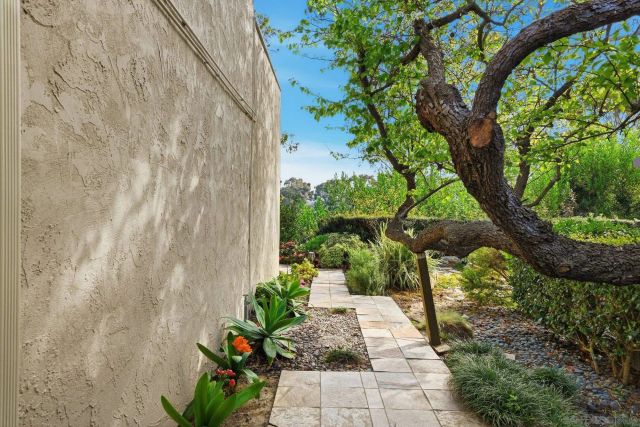 8963 Caminito Fresco, La Jolla, CA 92037