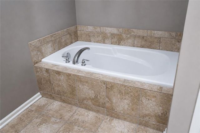 21871 W 116th Place, Olathe, KS 66061