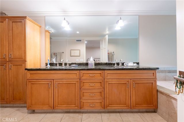 4774 Park Encino 206, Encino, CA 91436