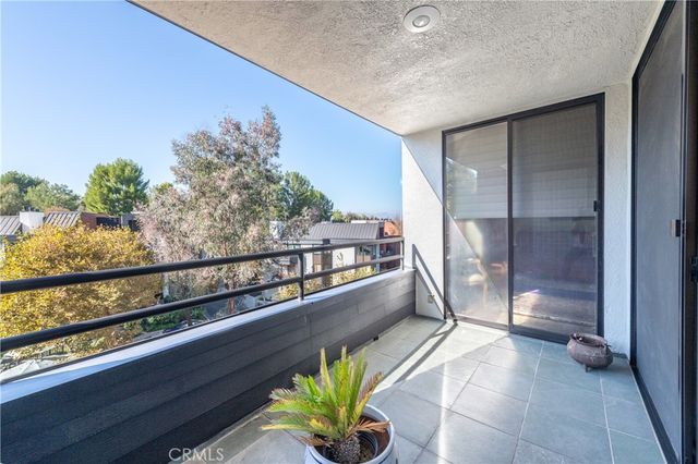 4774 Park Encino 206, Encino, CA 91436