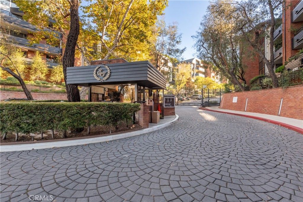 4774 Park Encino 206, Encino, CA 91436