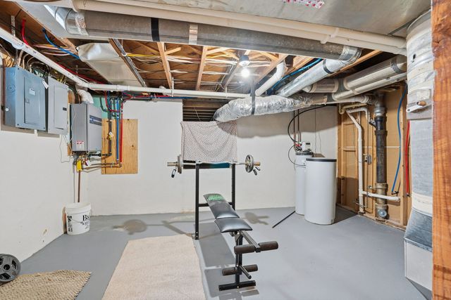 33 Blackhawk Hills Court, Rock Island, IL 61201