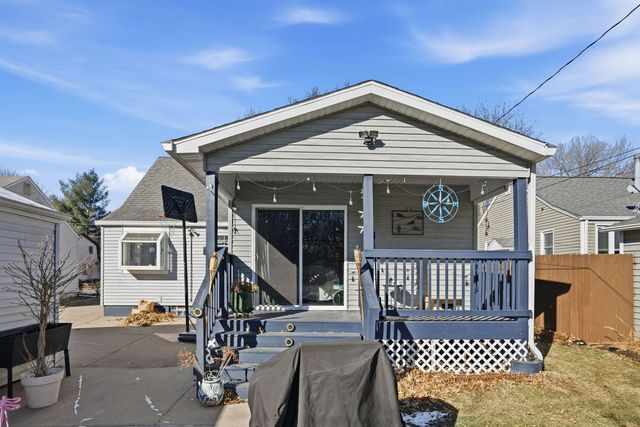 33 Blackhawk Hills Court, Rock Island, IL 61201