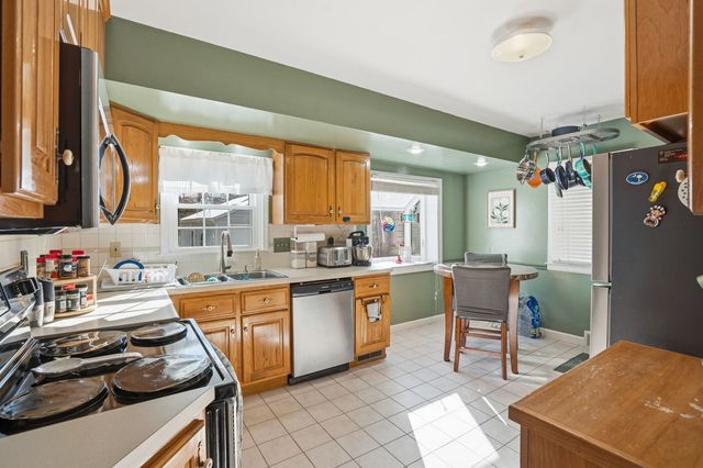 33 Blackhawk Hills Court, Rock Island, IL 61201