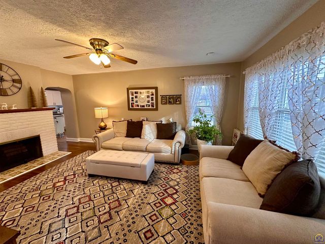 2700 SW Harland CT, Topeka, KS 66604