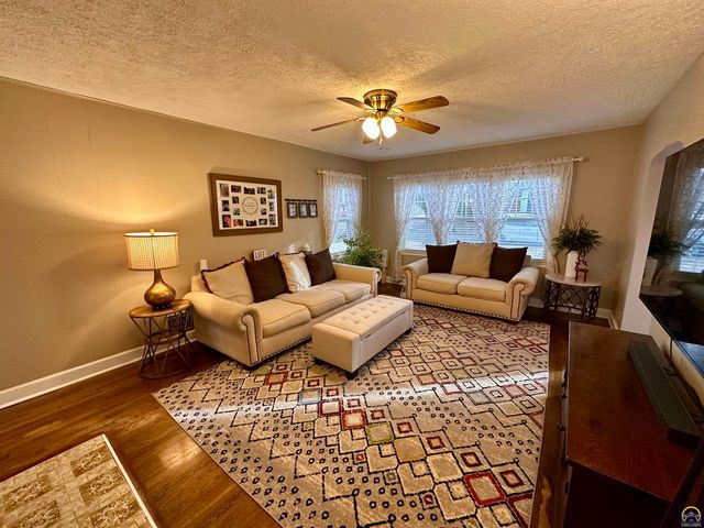 2700 SW Harland CT, Topeka, KS 66604