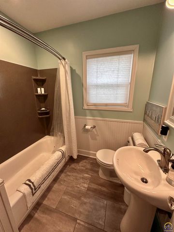 2700 SW Harland CT, Topeka, KS 66604