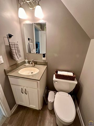 2700 SW Harland CT, Topeka, KS 66604