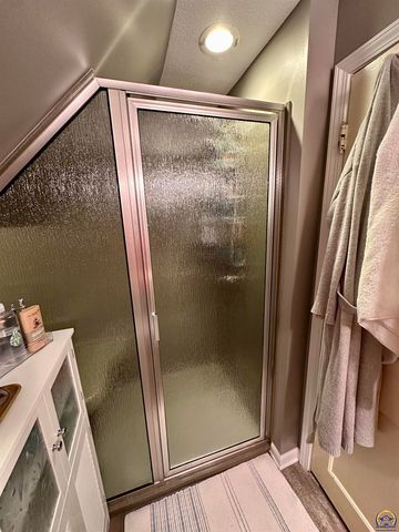 2700 SW Harland CT, Topeka, KS 66604