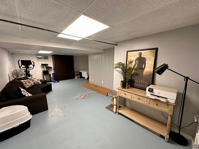 2700 SW Harland CT, Topeka, KS 66604