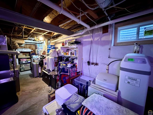 2700 SW Harland CT, Topeka, KS 66604