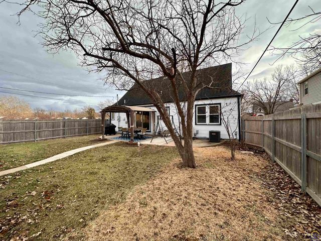 2700 SW Harland CT, Topeka, KS 66604