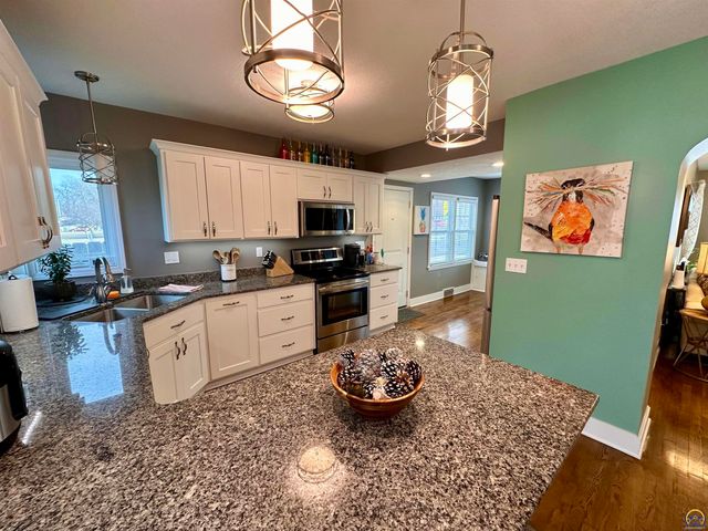 2700 SW Harland CT, Topeka, KS 66604