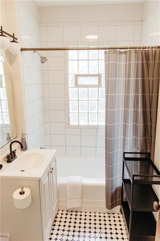 3621 CENTRAL Street, Kansas City, MO 64111