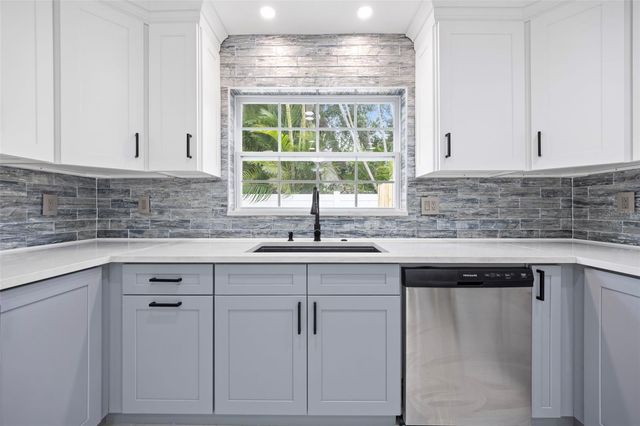 1817 OREGON AVENUE NE, St Petersburg, FL 33703