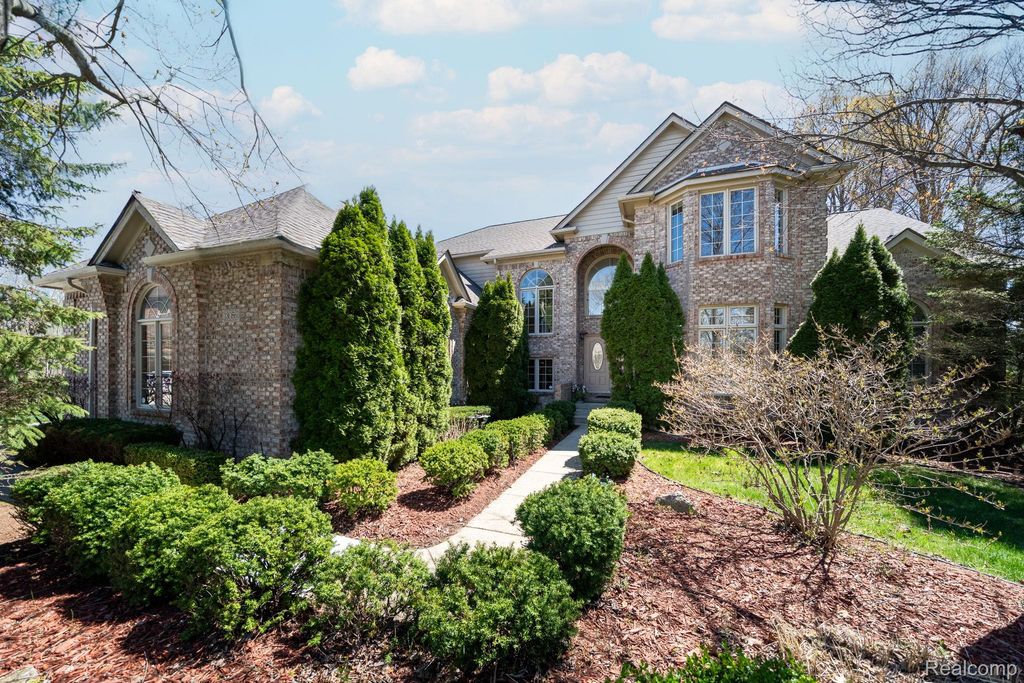 13056 Blue Lakes Circle, Shelby Charter Township, MI 48315