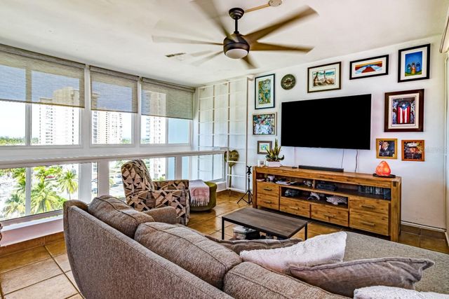 43 FERNANDO GARCIA, DOLPHIN TOWER STREET PH 9, Luquillo, PR 00773