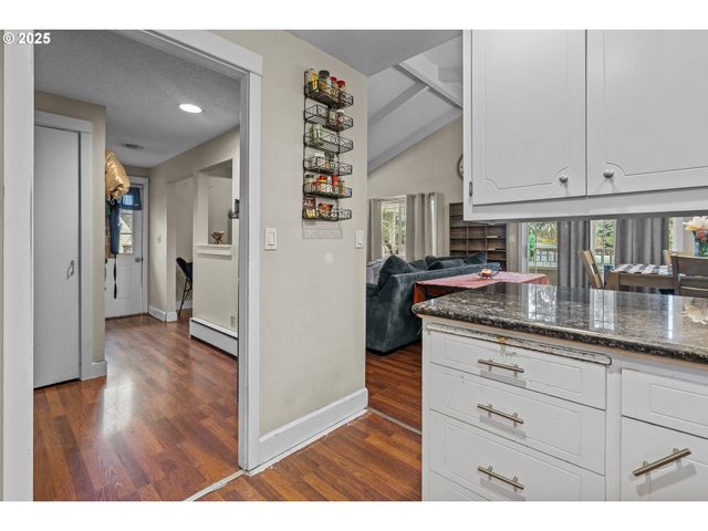 292 Se ACADEMY St, Dallas, OR 97338