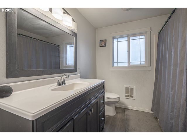 292 Se ACADEMY St, Dallas, OR 97338