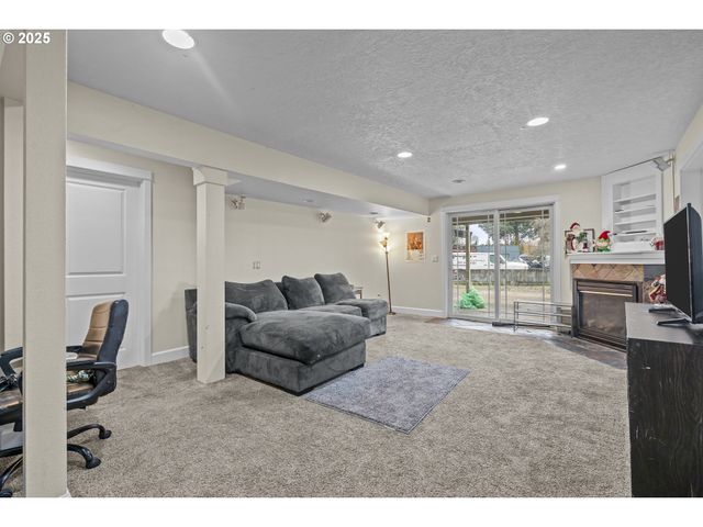 292 Se ACADEMY St, Dallas, OR 97338