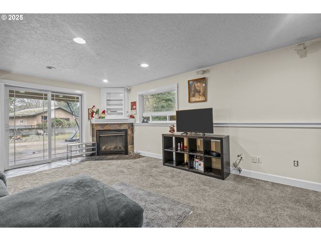 292 Se ACADEMY St, Dallas, OR 97338