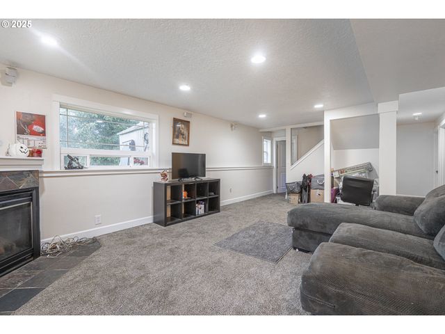 292 Se ACADEMY St, Dallas, OR 97338