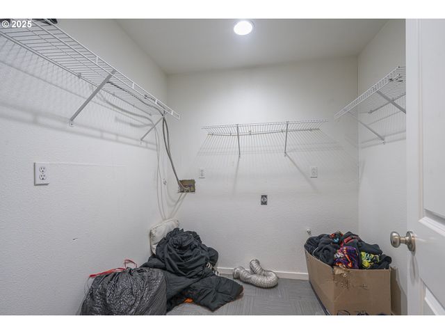 292 Se ACADEMY St, Dallas, OR 97338