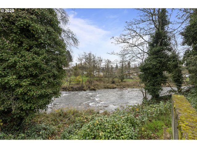 292 Se ACADEMY St, Dallas, OR 97338