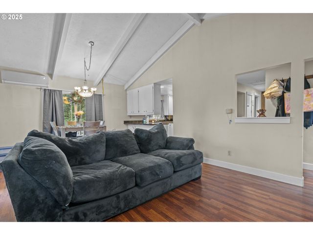 292 Se ACADEMY St, Dallas, OR 97338