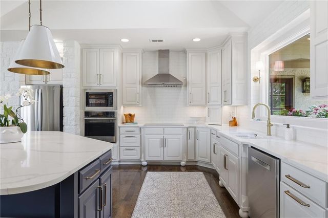 206 South Shore Drive, Lake Winnebago, MO 64034
