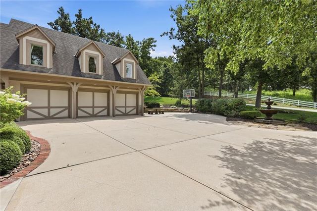 206 South Shore Drive, Lake Winnebago, MO 64034
