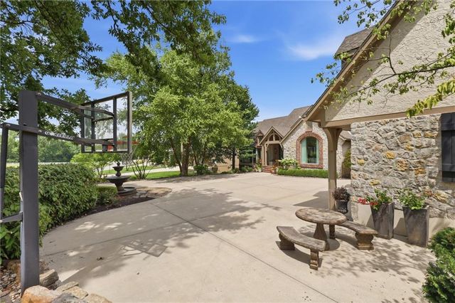 206 South Shore Drive, Lake Winnebago, MO 64034
