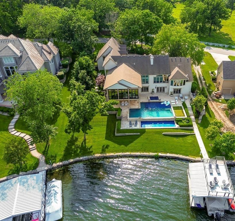 206 South Shore Drive, Lake Winnebago, MO 64034