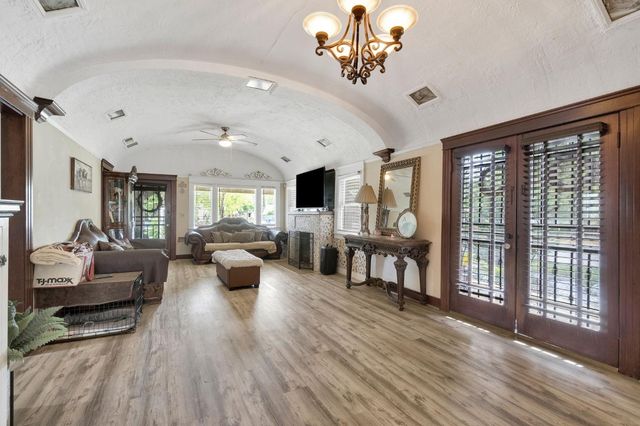 1005 N Fruit Avenue, Fresno, CA 93728