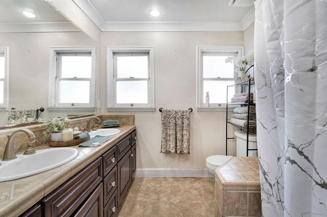 1005 N Fruit Avenue, Fresno, CA 93728