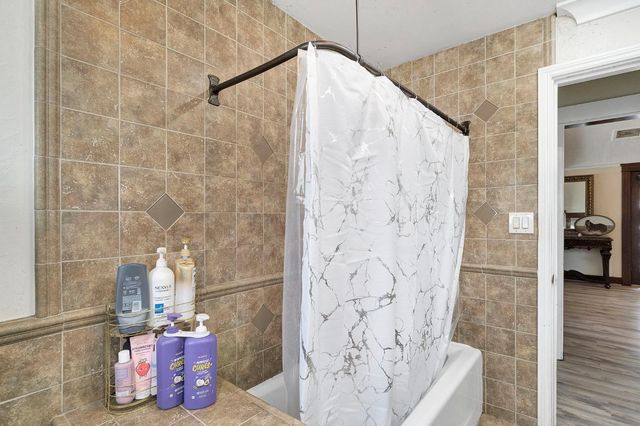 1005 N Fruit Avenue, Fresno, CA 93728