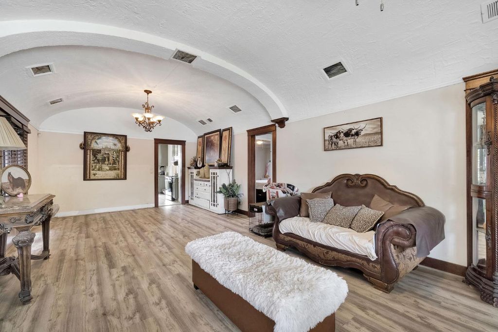 Image 10 of property listing at 1005 N Fruit Avenue, Fresno, CA 93728