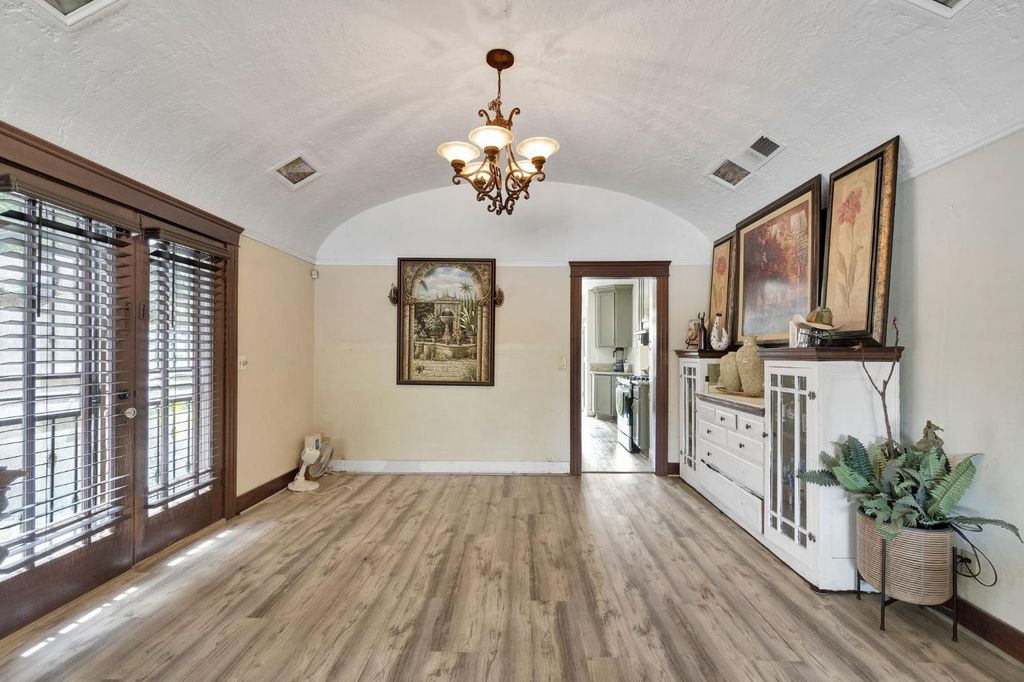 Image 11 of property listing at 1005 N Fruit Avenue, Fresno, CA 93728