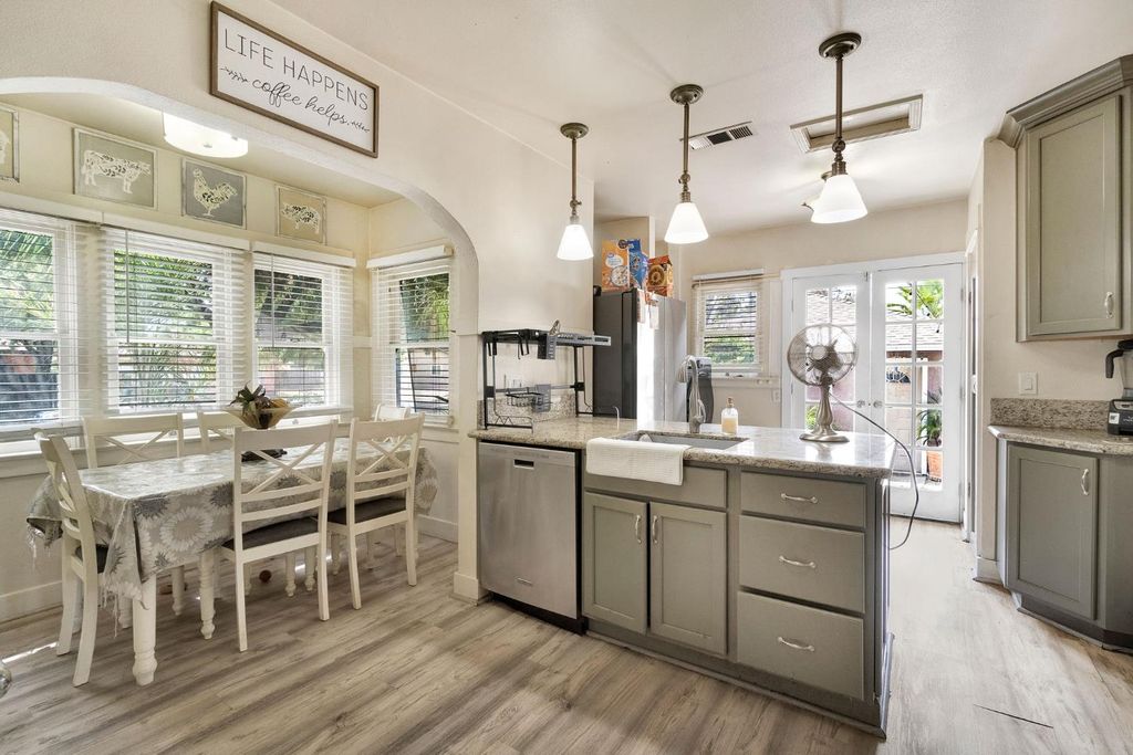 Image 13 of property listing at 1005 N Fruit Avenue, Fresno, CA 93728