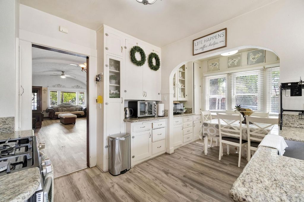 Image 14 of property listing at 1005 N Fruit Avenue, Fresno, CA 93728