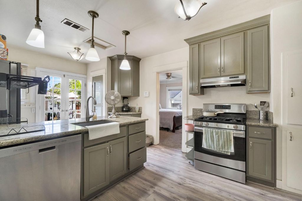 Image 15 of property listing at 1005 N Fruit Avenue, Fresno, CA 93728