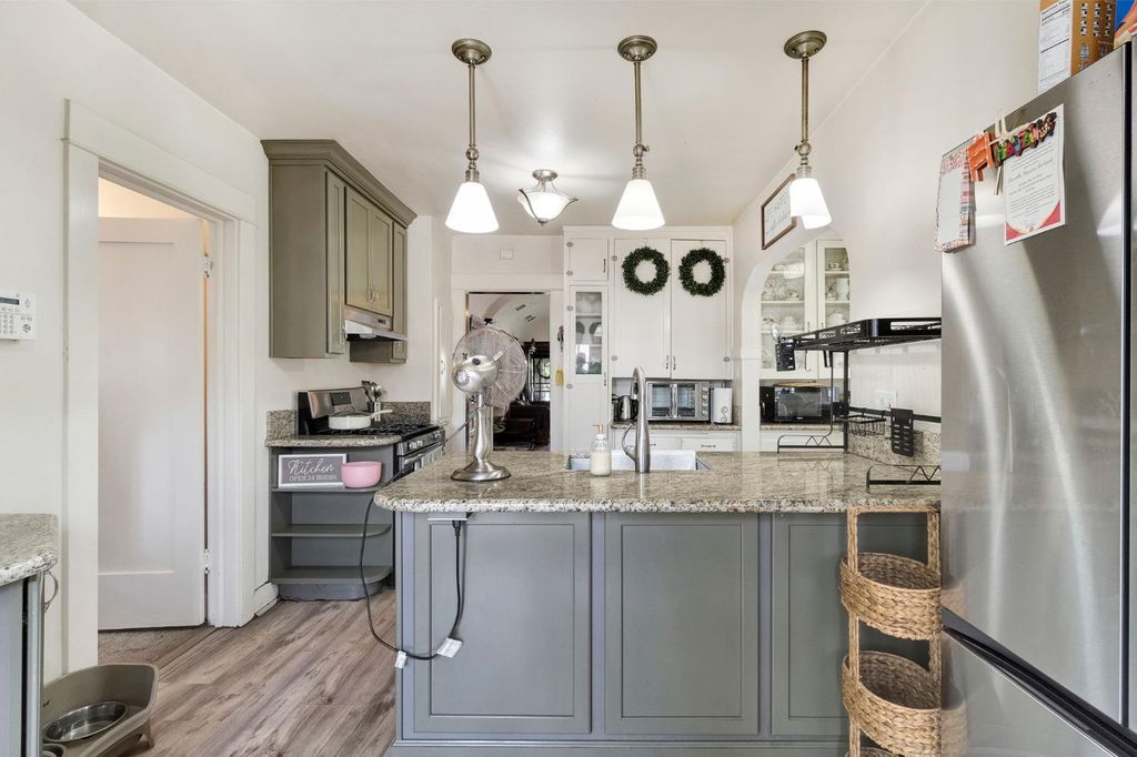 Image 18 of property listing at 1005 N Fruit Avenue, Fresno, CA 93728