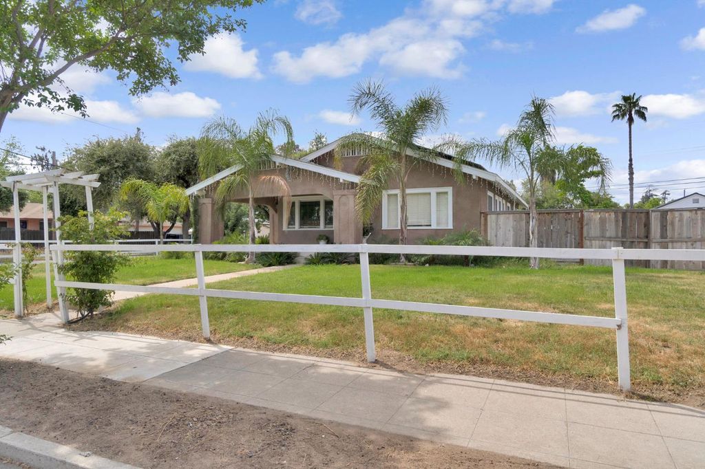 Image 3 of property listing at 1005 N Fruit Avenue, Fresno, CA 93728