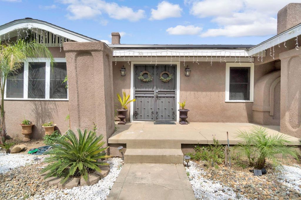 Image 7 of property listing at 1005 N Fruit Avenue, Fresno, CA 93728