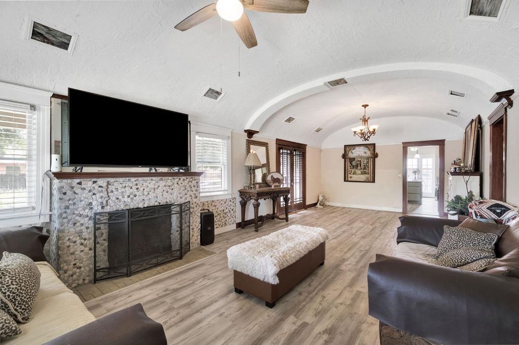 Image 8 of property listing at 1005 N Fruit Avenue, Fresno, CA 93728