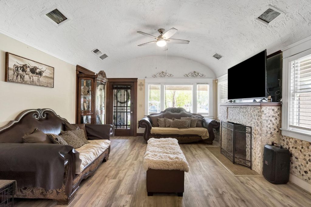 Image 9 of property listing at 1005 N Fruit Avenue, Fresno, CA 93728