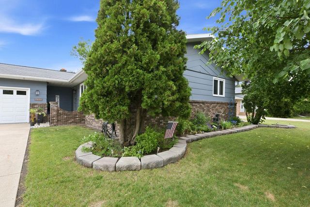 2419 27th Avenue S, Fargo, ND 58103