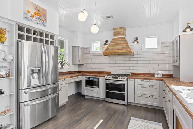 684 Stoneleigh RD, Center Point, TX 78010